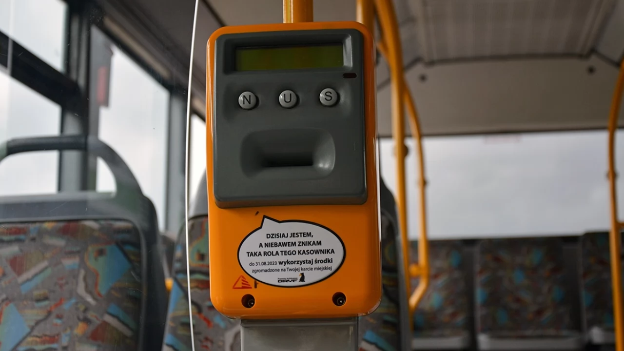 "Dzisiaj jestem, niebawem znikam - taka jest rola tego kasownika"