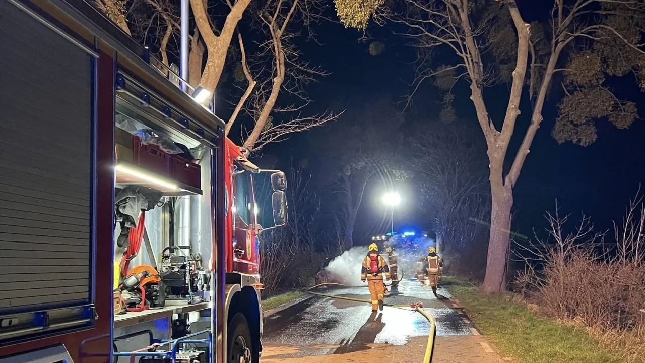 Elektryczne auto stanęło w płomieniach. Konieczna była interwencja straży
