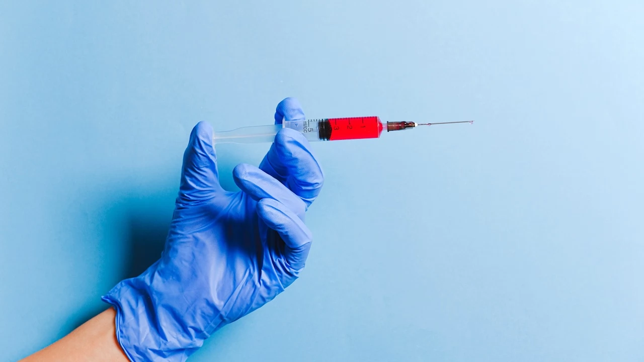Farmaceuci alarmują: "brakuje szczepionek przeciwko grypie, a mamy pandemię"