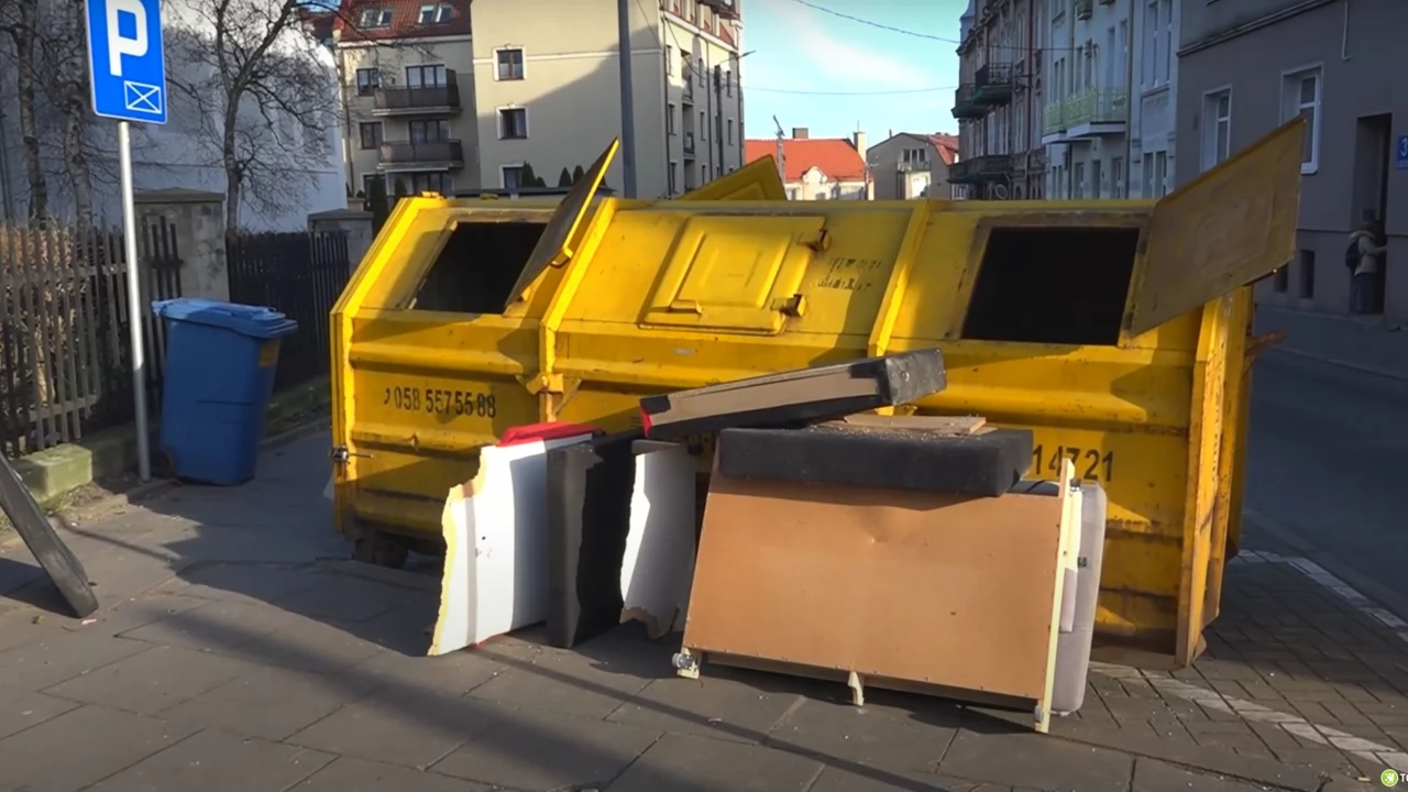 Gabaryty zalegające wokół wiat śmietnikowych