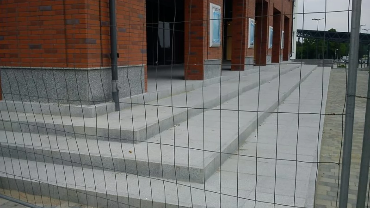 Galeria  nie dla inwalidów?!