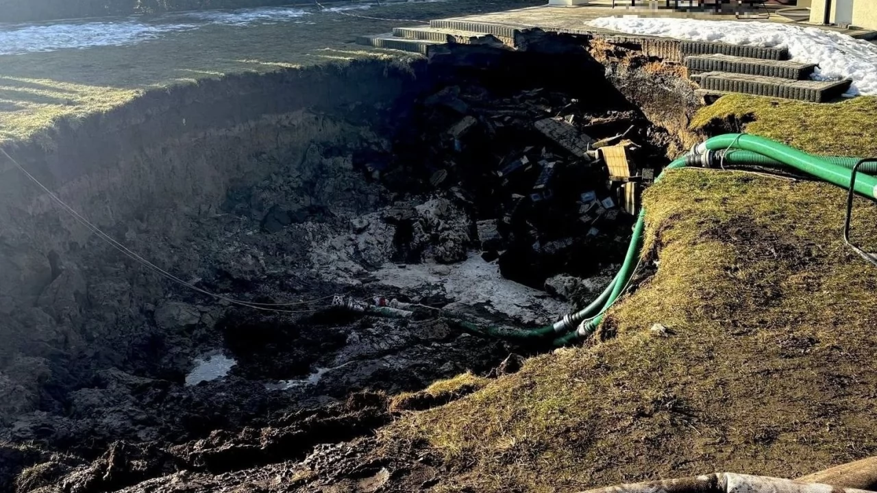 Głęboka wyrwa w ziemi. Osuwisko w Stanisławiu