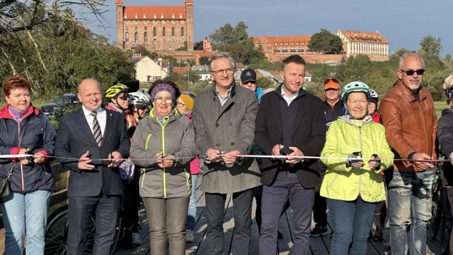 Gniew. Mostek na Wierzycy otwarty