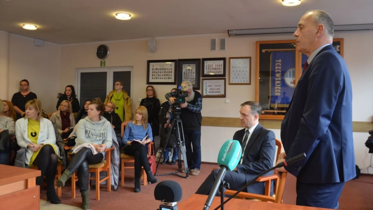 Gorąca dyskusja o zamiarze likwidacji dwóch szkół. Urzędnicy uspokajają, że zwolnień nie będzie