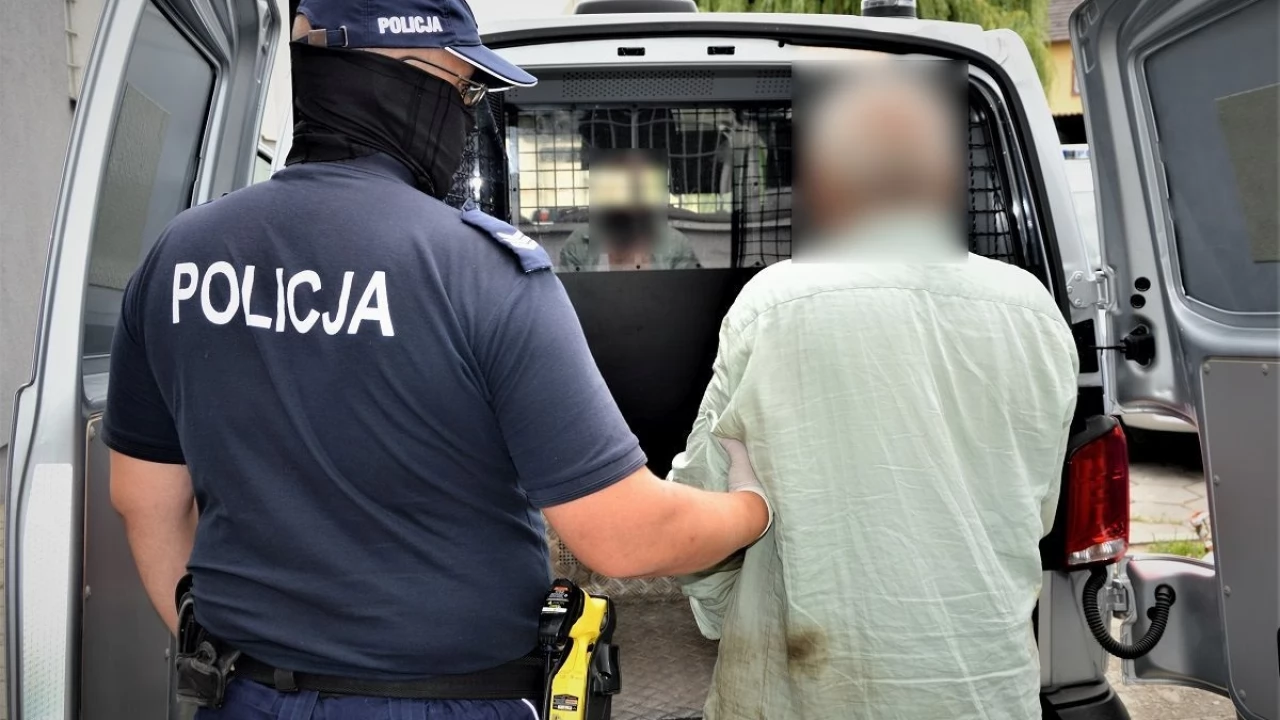 Groził śmiercią z piłą spalinową w ręku. Zdążył przeciąć klapę auta