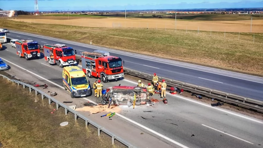Groźne dachowanie na A1