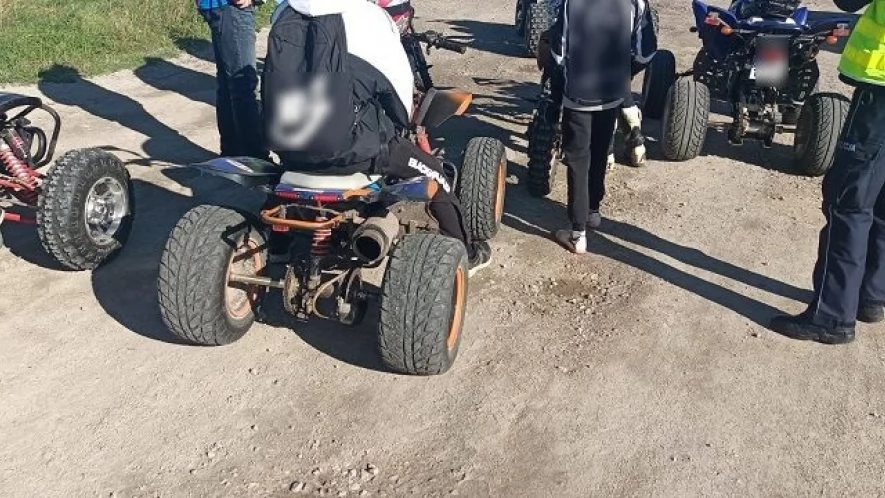Grupa nastolatków na quadach i motocyklach zatrzymana. Sprawą zajmie się sąd rodzinny