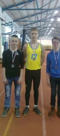 W środku zwycięzca konkursu o tyczce Patryk Baran, MKS Sambor Tczew