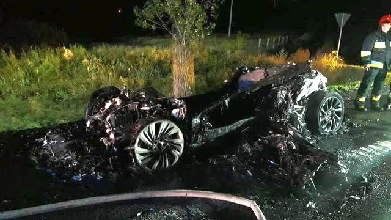 Hybrydowe auto spłonęło doszczętnie na dk 91