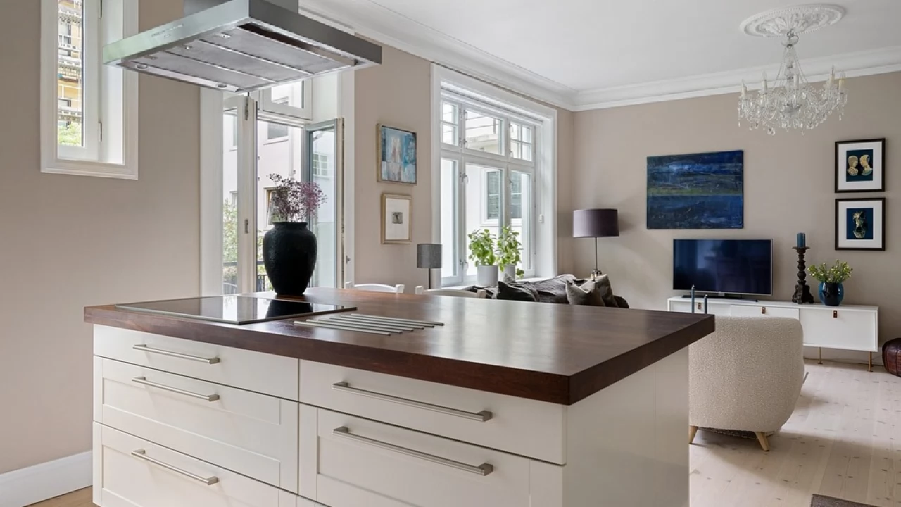 Jak oświetlić wyspę kuchenną - funkcjonalność i wygoda codziennego użytkowania