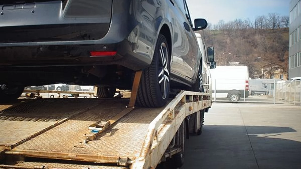 Jak sprawnie zorganizować transport samochodu?