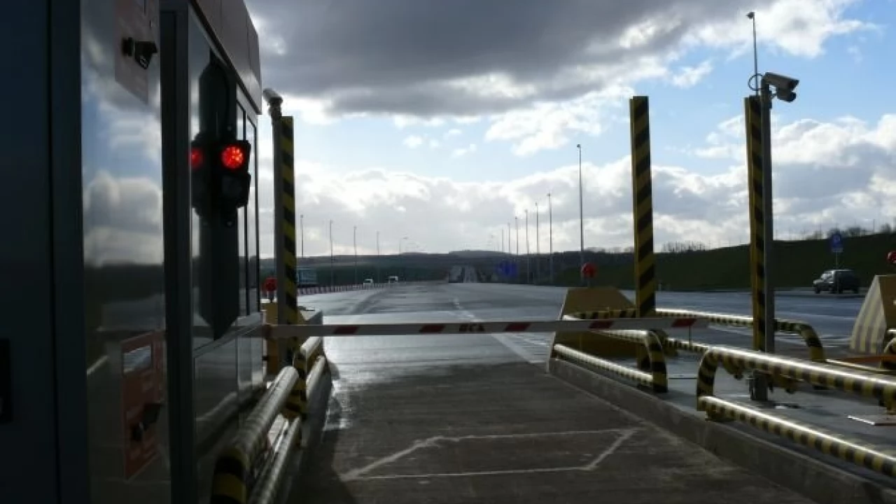 Jechał ciężarówką autostradą pod prąd i nie wiedział, gdzie się znajduje. Kierowca miał COVID-19