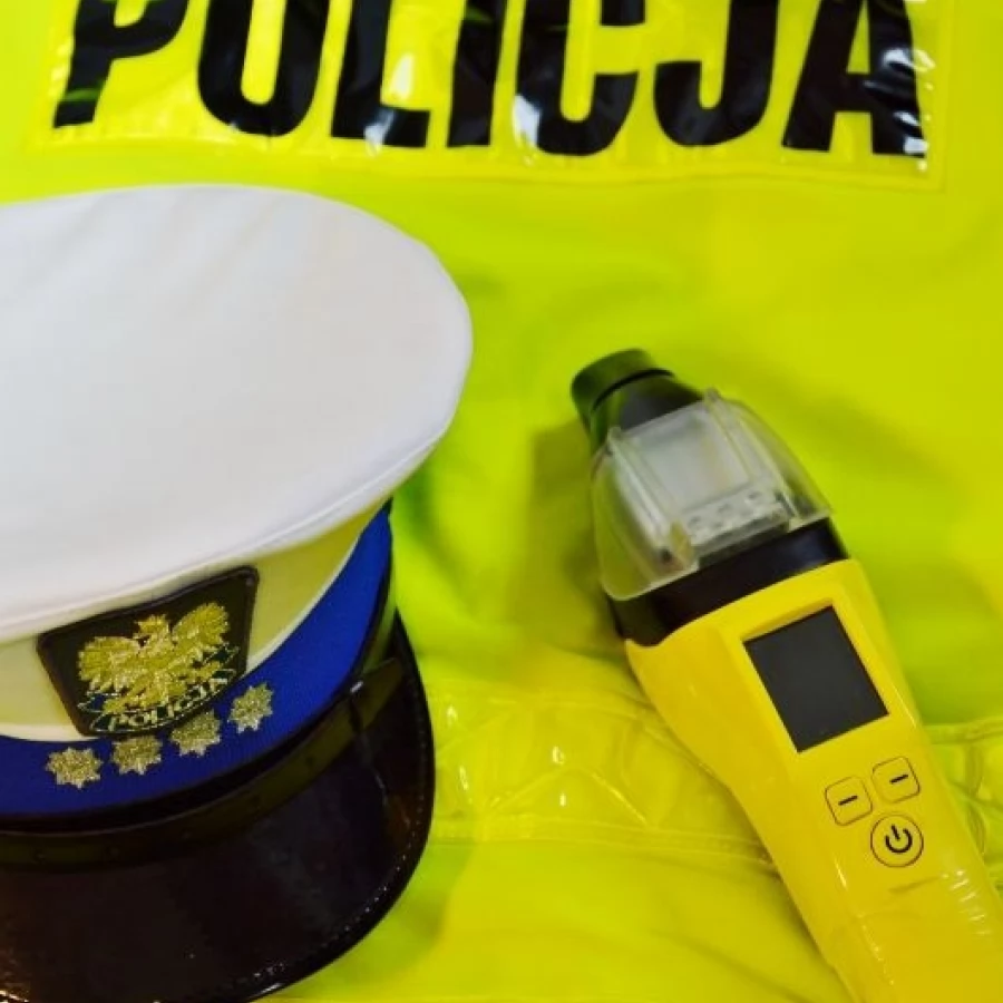 Jechał slalomem i wpadł na policjantów