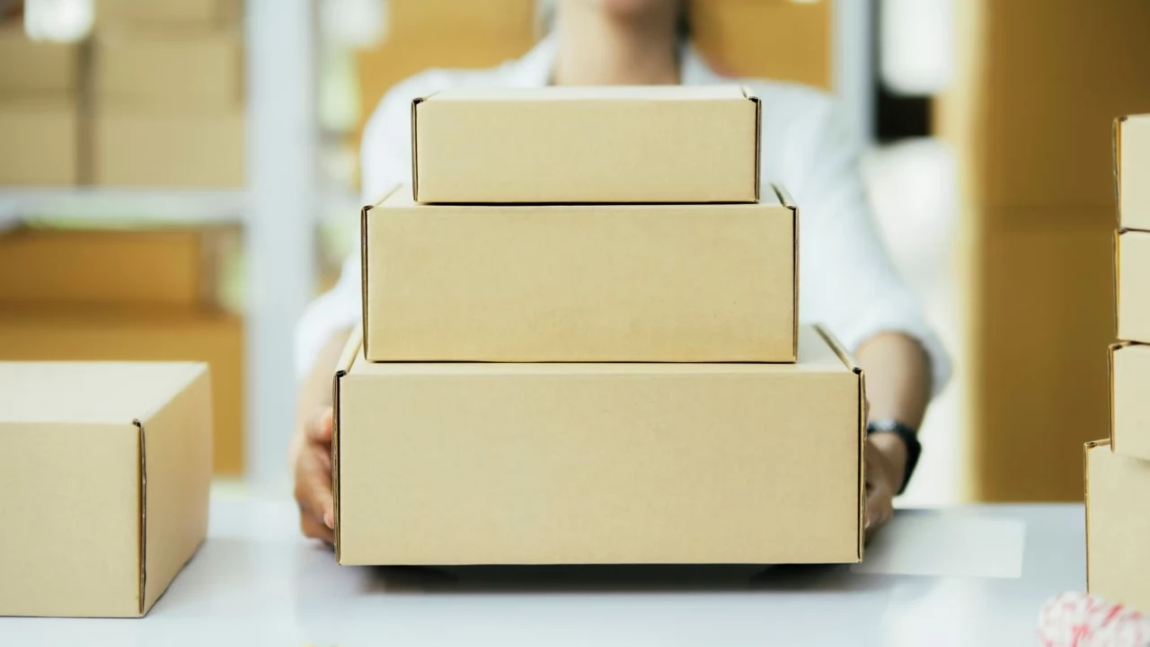 Karton klapowy z tektury falistej czy fasonowy? Rozstrzygamy odwieczny dylemat pakowania