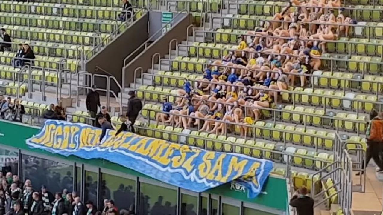 Kibice Arki na derbach...