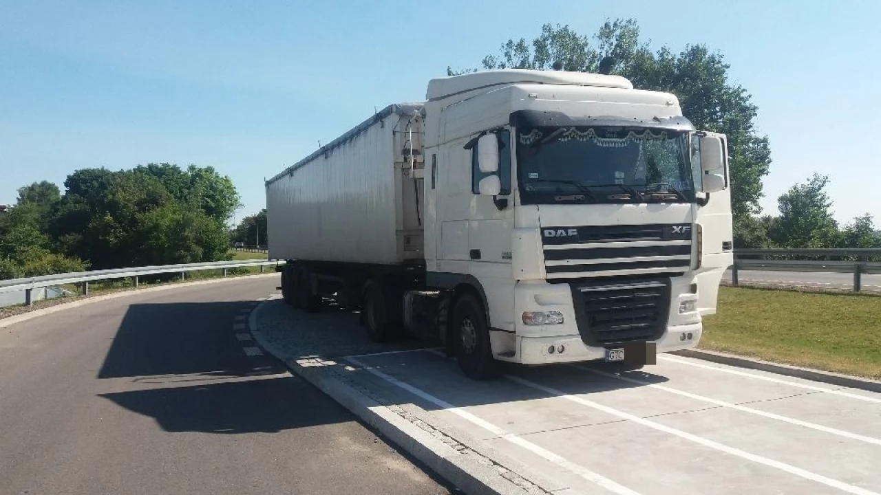 Kierował 40-tonowym pojazdem "po spożyciu". W lutym z tego powodu stracił uprawnienia...