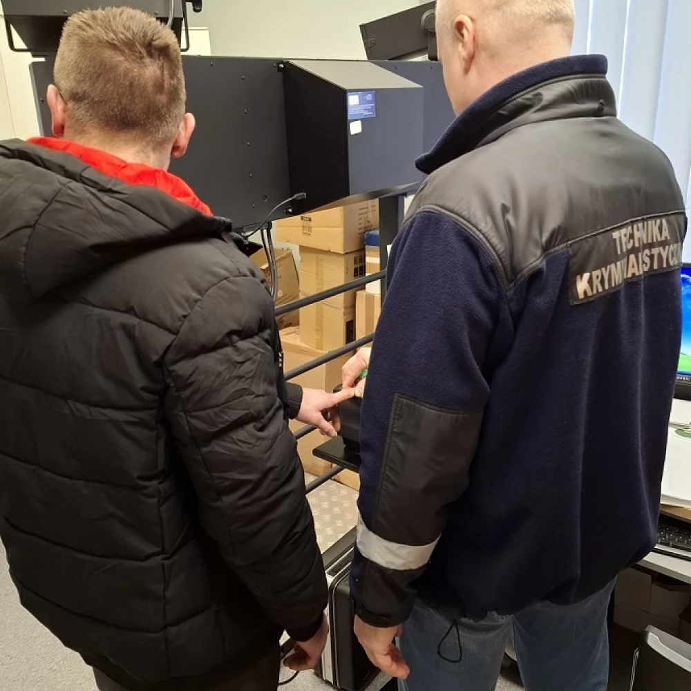 Kierował autem pomimo 2 sądowych zakazów, pod wpływem narkotyków i posiadał je przy sobie