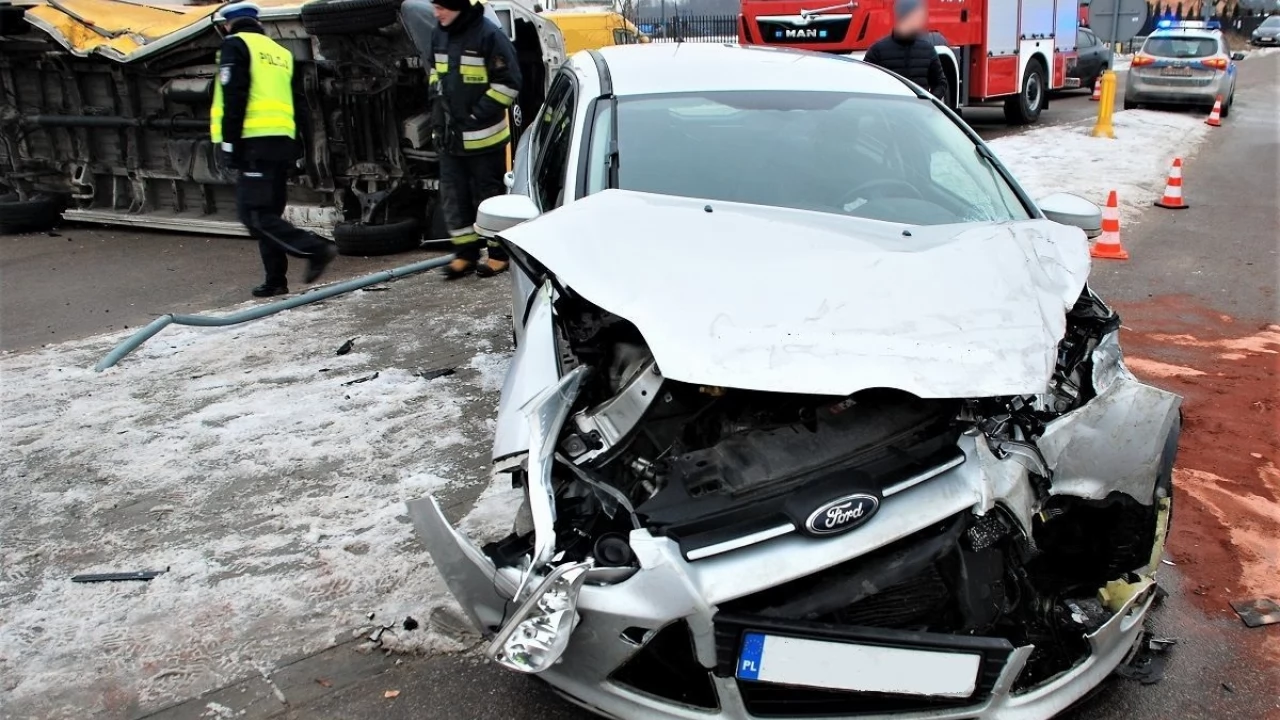 Kierowca VW nie ustąpił pierwszeństwa. Dwie osoby w szpitalu