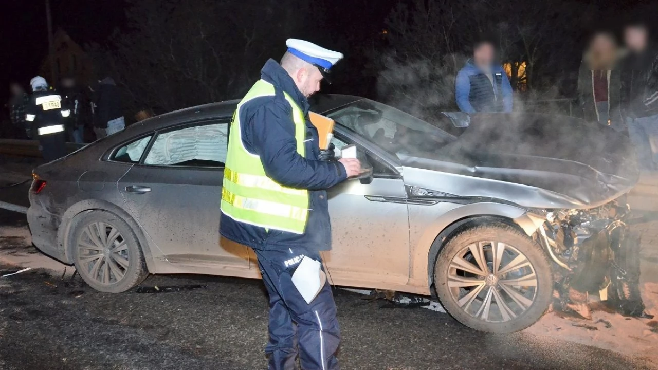 Kierujący audi na łuku drogi zjechał na przeciwległy pas ruchu