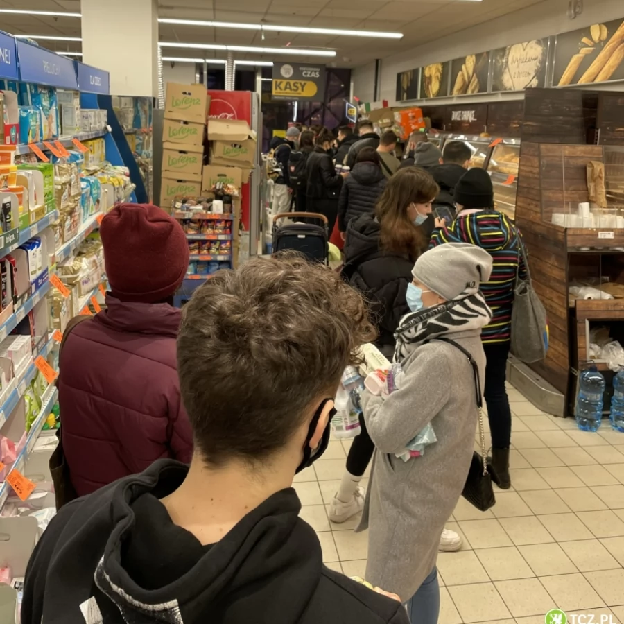 Kilometrowe kolejki w Biedronce!