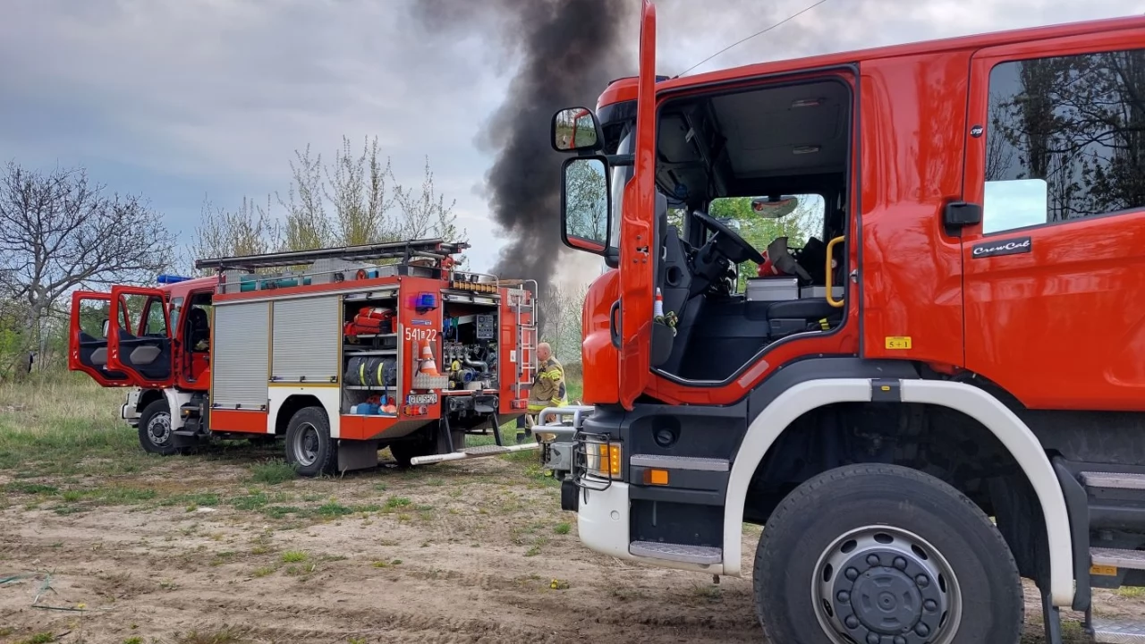 Kłęby czarnego dymu nad Starym Miastem i Zatorzem