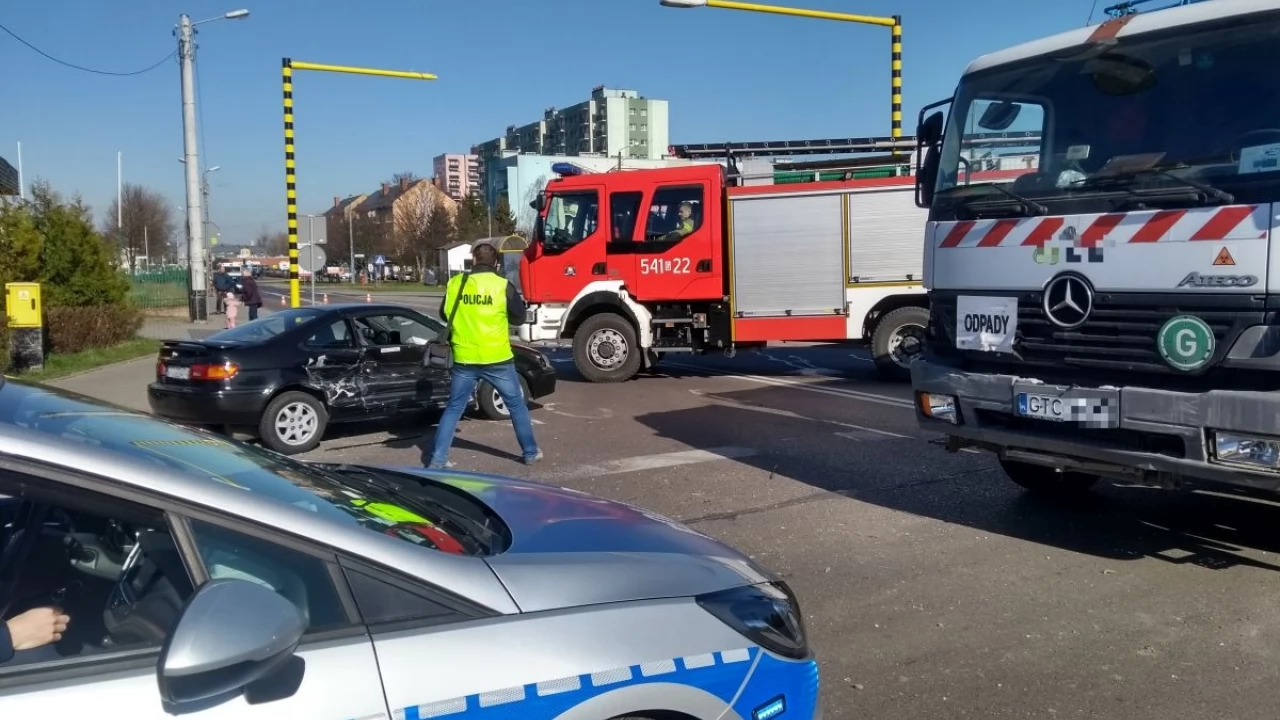 Kociewska/Żwirki. Zderzenie osobówki ze śmieciarką