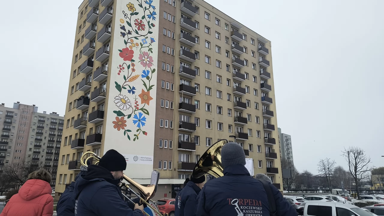 Kociewski haft ozdobił ścianę wieżowca. Nowy mural w Tczewie