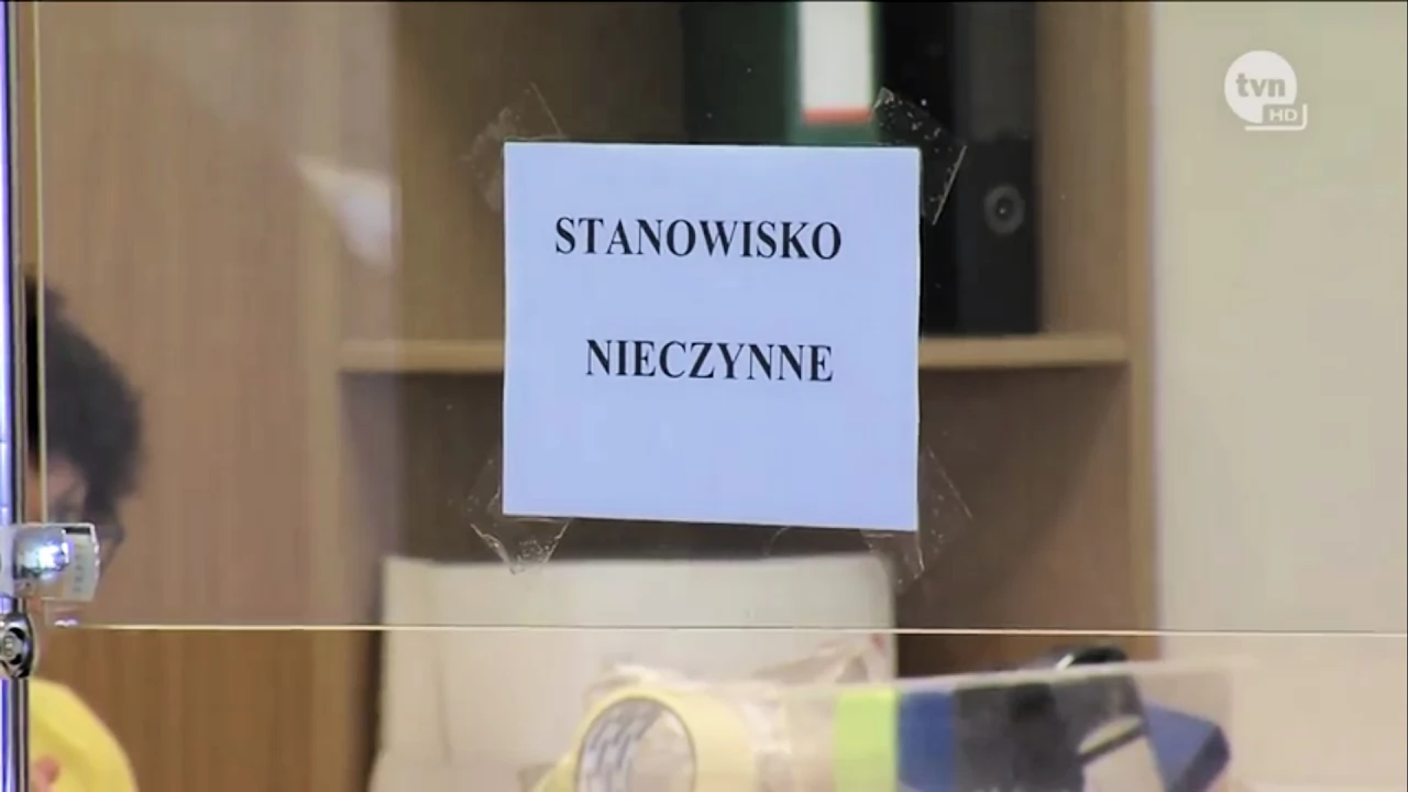 "Kolejki jak za komuny". Absencja chorobowa i problemy z rejestracją auta