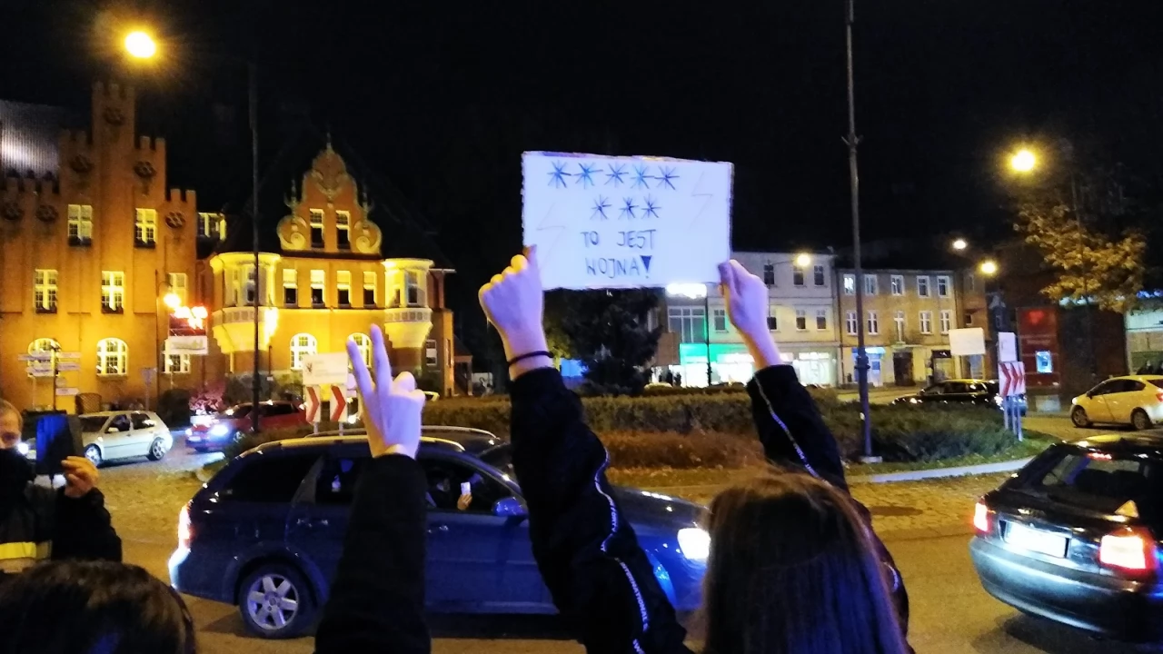 Kolejny dzień protestów po decyzji TK ws. aborcji #PiekłoKobiet