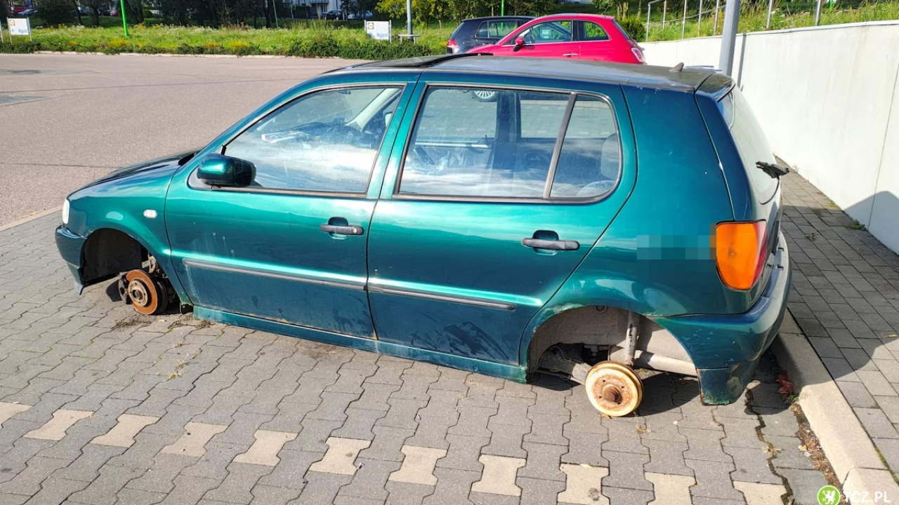 Kolejny wrak, tym razem na parkingu Lidla