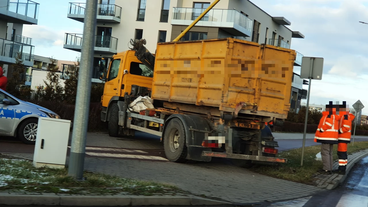 Kolizja na skrzyżowaniu alei Kociewskiej z ulicą Żwirki