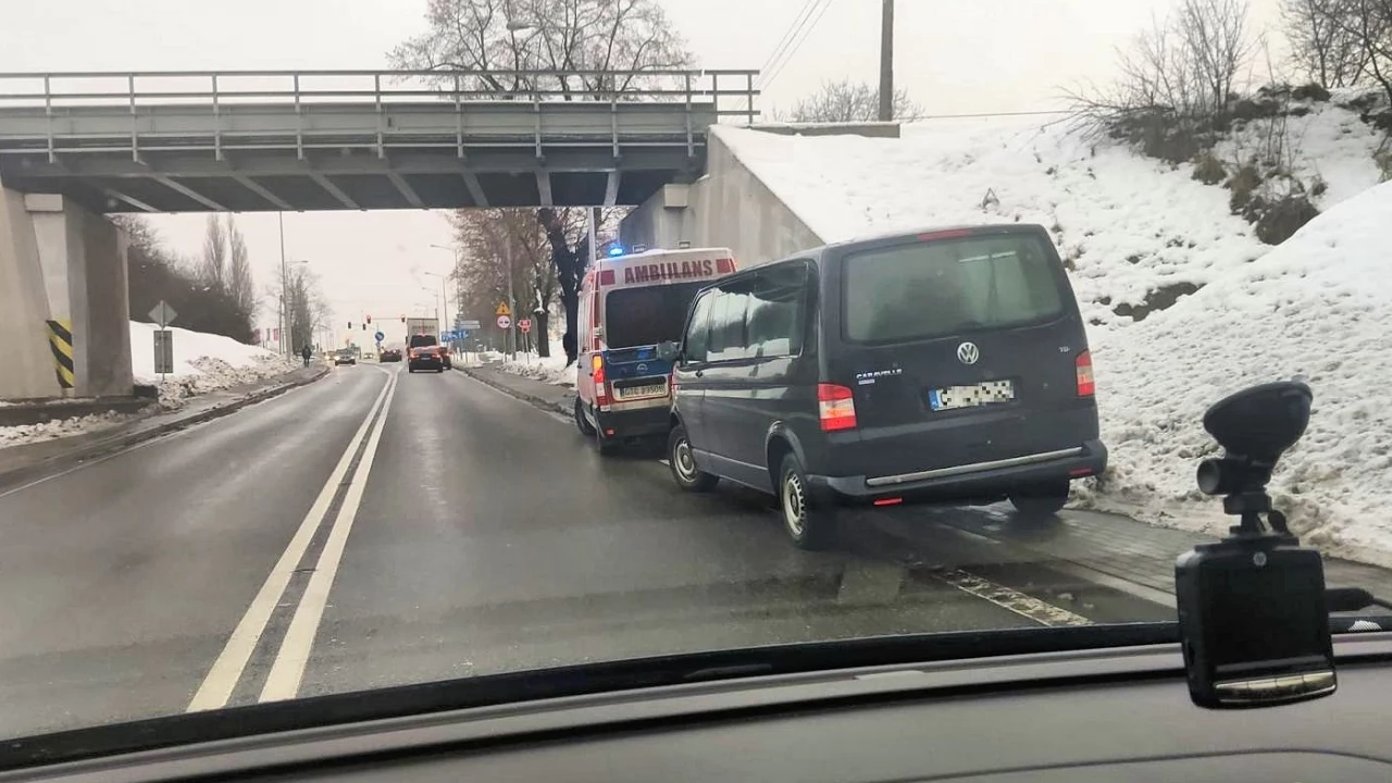 Kolizja z udziałem karetki i karawanu