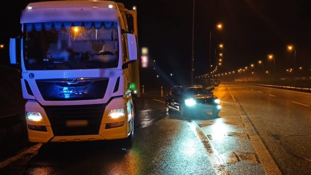 Kompletnie pijany kierowca tira utrudniał wjazd na autostradę