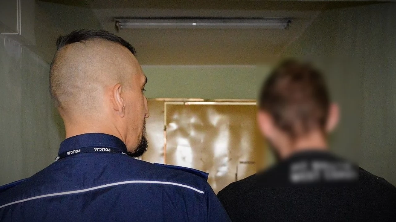 Kopniakami uszkodził drzwi do klatki i windę