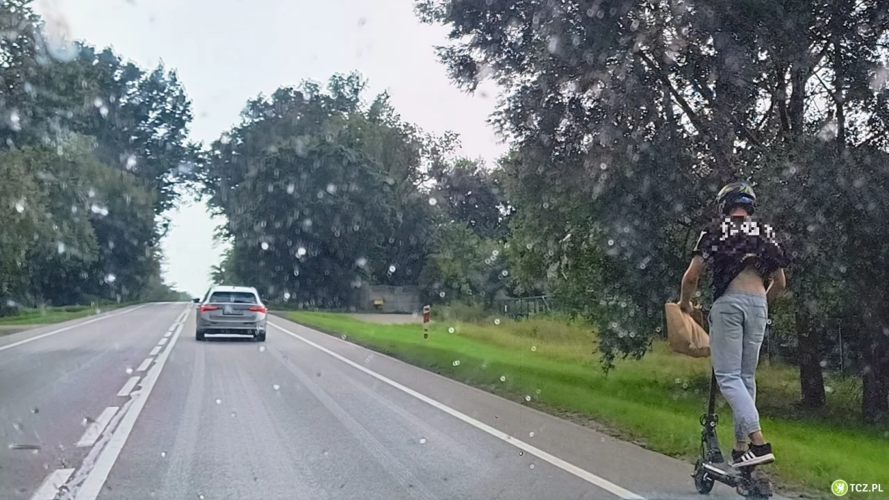 Krajówką w burzy... i na hulajnodze