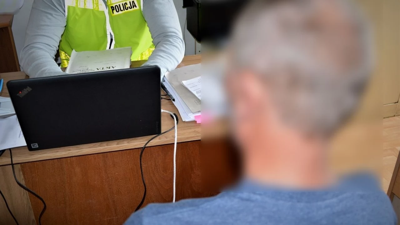 Krótko nacieszył się łupem. Policjanci zatrzymali 55-latka, gdy wyrzucał rzeczy z walizki