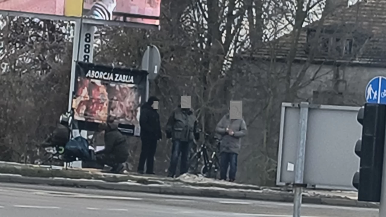 Krwawe banery przy głównym skrzyżowaniu. Mamy demokrację, ale...