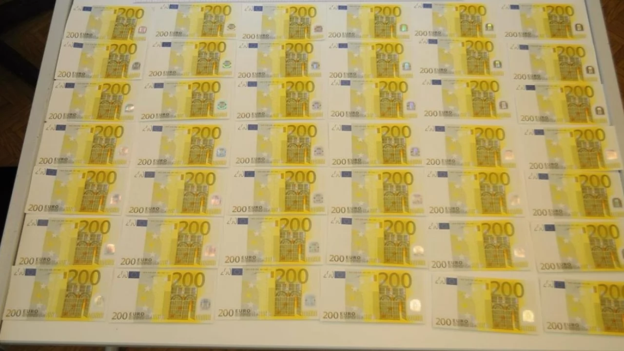 Kryminalni zatrzymali obcokrajowca, który przewoził ponad 46 tys. euro. Banknoty były fałszywe