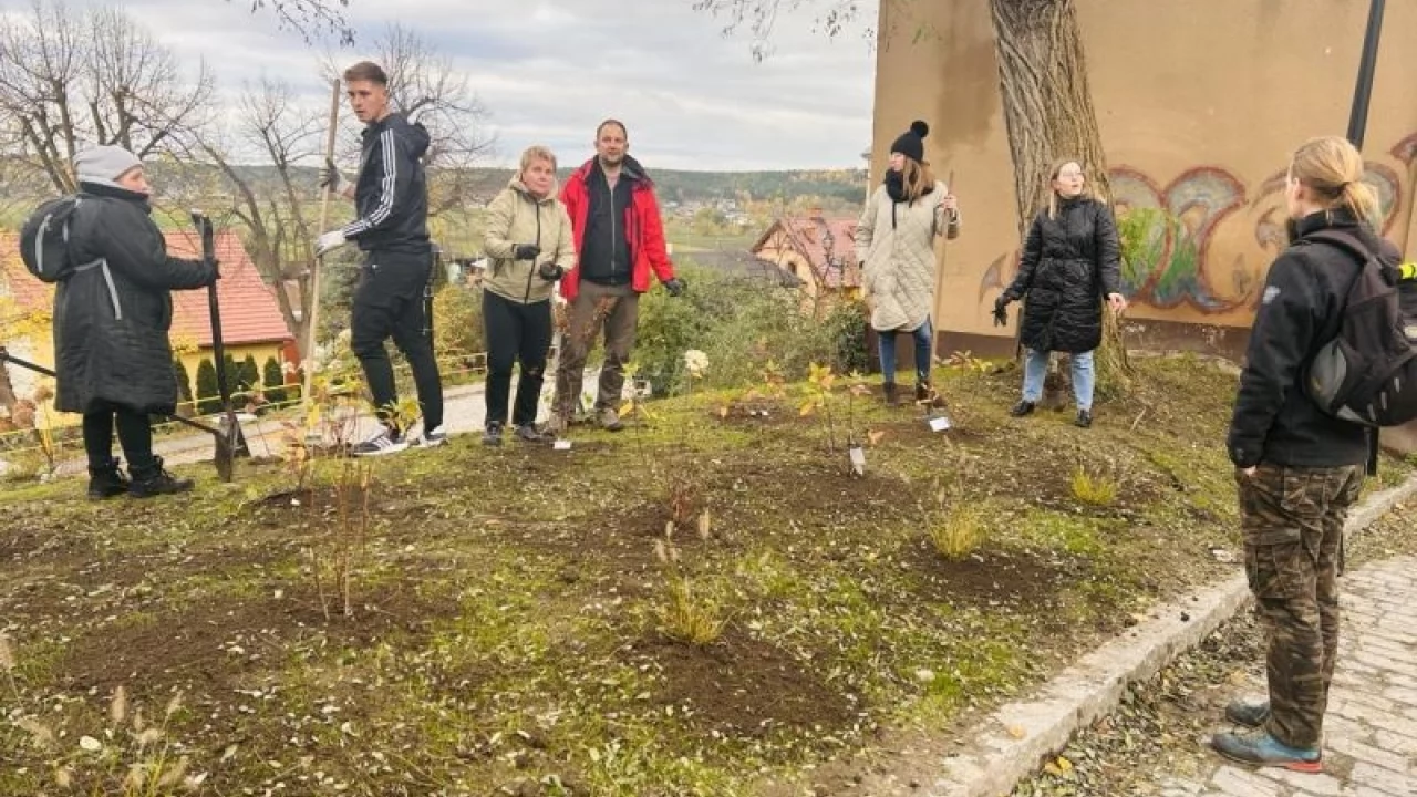 Kwiatowa metamorfoza skwerku przy ulicy Wiślanej w Gniewie