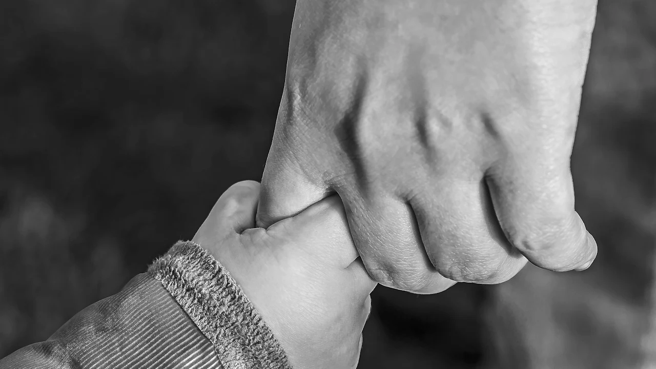 Lisewo. Bosa dwulatka w piżamie pod blokiem - matka spała w domu po amfetaminie