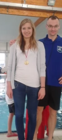 Dekoracja za 800 m st. dowolnym - na 1 miejscu Lucyna Borkowska i trener Piotr Maziewski