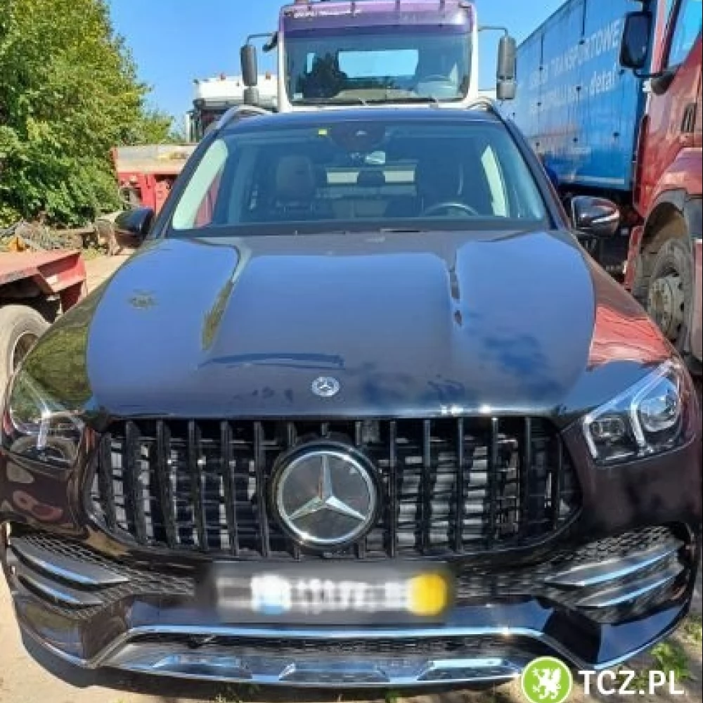 Luksusowy mercedes odzyskany przez dzielnicowego, inny zatrzymał sprawcę pobicia