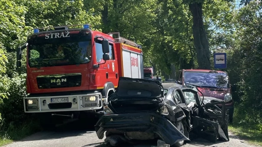 Mała Słońca. Kierowca BMW uderzył w drzewo
