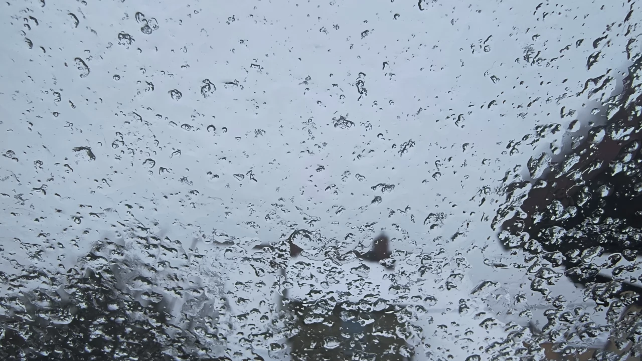 Marznący deszcz już pada. Alert RCB i ostrzeżenie drugiego stopnia