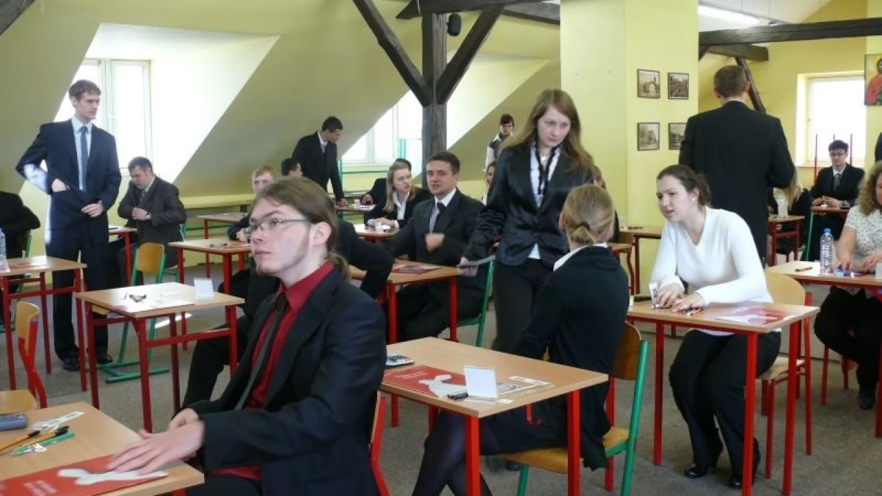 Maturę pisali... przy świeczkach