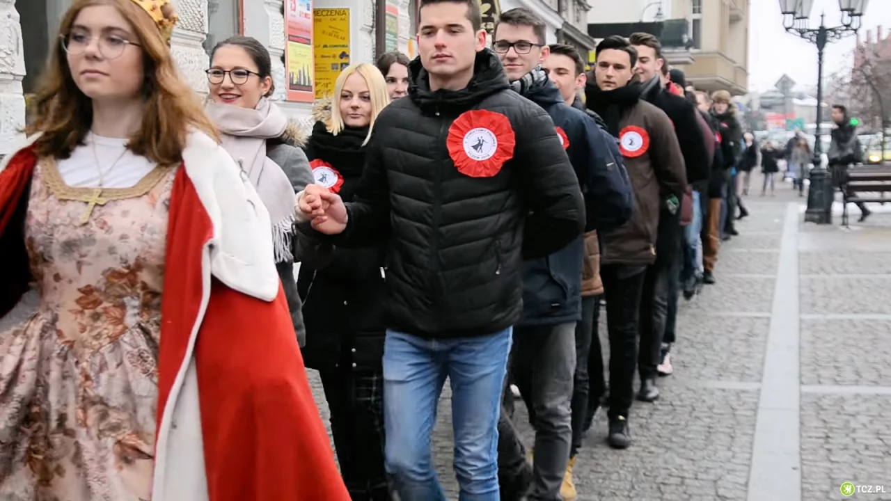 Maturzyści zatańczą poloneza na ulicach Tczewa