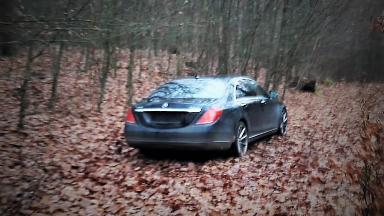 Mercedes za blisko ćwierć mln zł porzucony na leśnym parkingu