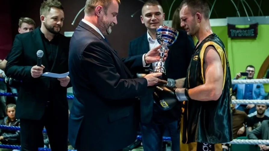 EbroGym Fight Night w Tczewie. Puchar Prezydenta Miasta Tczewa za wygrany pojedynek otrzymał Damian Mielewczyk