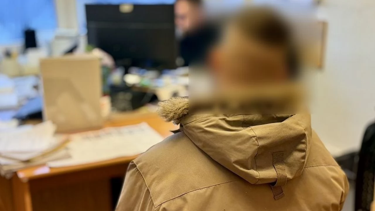 Miłośnik kapsułek do zmywarki w rękach mundurowych