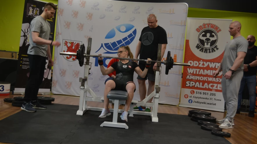 Mistrzostwa w wyciskaniu sztangi. Rekord 235 kg!